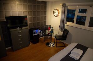 Living Large 5BR Home - Parking - Ideal for Groups