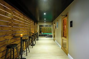 OAKS HOTEL