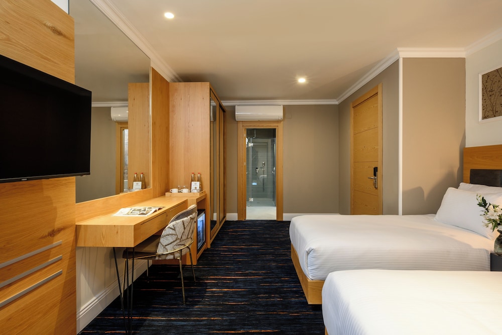 OAKS HOTEL