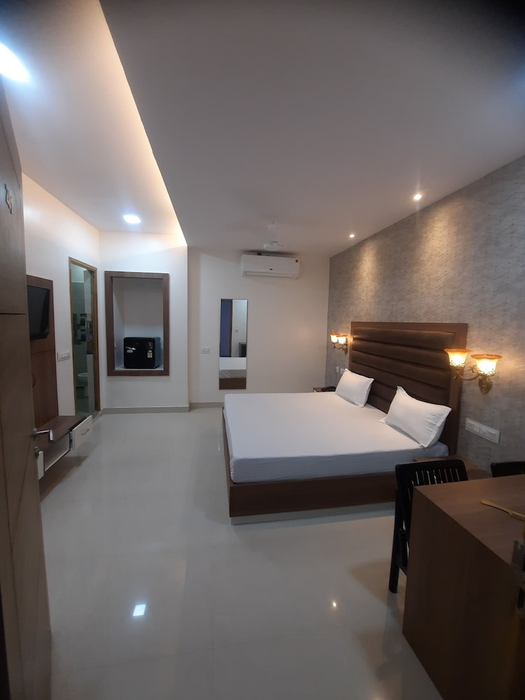 THE HIGHCLASS HOTEL