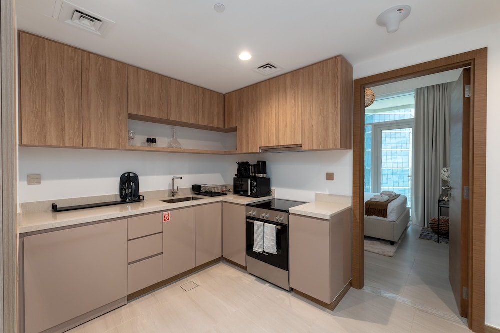 Vibrant 2BR Miami Vibes at Business Bay