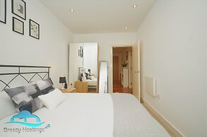 2 Bed Flat - Sleeps 6 - Parking - Wifi