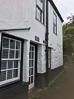 Cottage - Sleeps 4 - Fireplace - Internet
