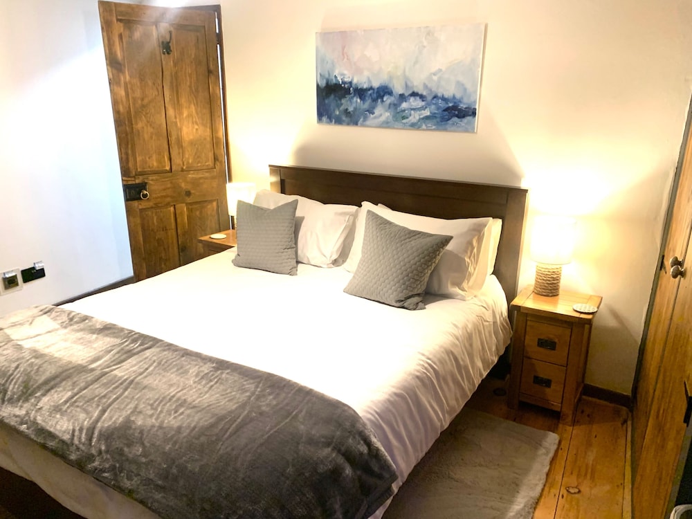 Cottage - Sleeps 4 - Fireplace - Internet