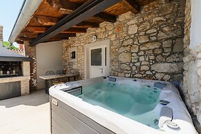 Warm Holiday Home With Terrace