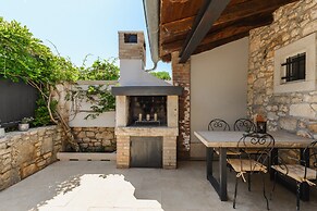 Warm Holiday Home With Terrace