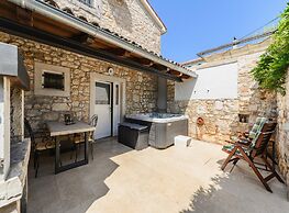 Warm Holiday Home With Terrace