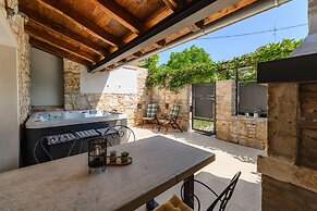 Warm Holiday Home With Terrace