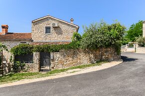 Warm Holiday Home With Terrace