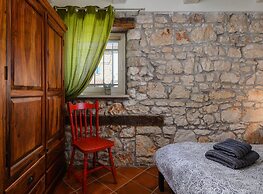 Warm Holiday Home With Terrace