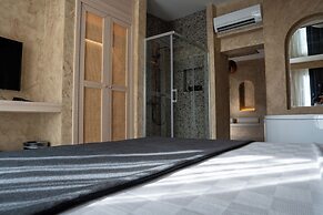 Lucky Monkey Midi Hotel