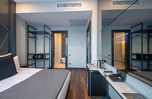Lucky Monkey Midi Hotel