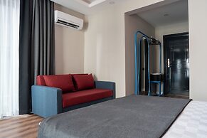 Lucky Monkey Midi Hotel