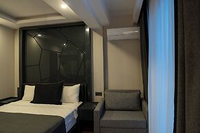 Lucky Monkey Midi Hotel