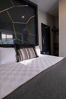 Lucky Monkey Midi Hotel