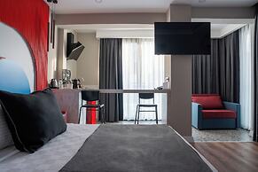 Lucky Monkey Midi Hotel