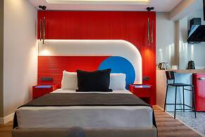 Lucky Monkey Midi Hotel