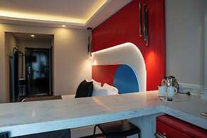 Lucky Monkey Midi Hotel