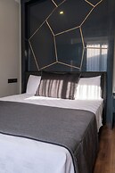 Lucky Monkey Midi Hotel