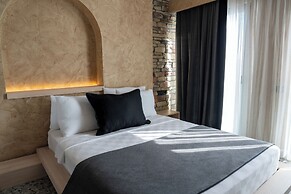 Lucky Monkey Midi Hotel
