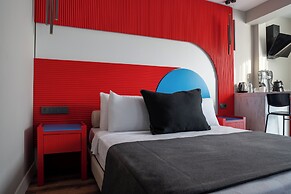 Lucky Monkey Midi Hotel