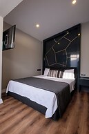 Lucky Monkey Midi Hotel