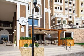Massive 2 Bedroom with Palm View Balqis