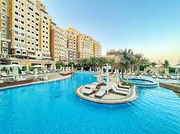 Massive 2 Bedroom with Palm View Balqis