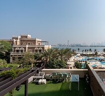 Massive 2 Bedroom with Palm View Balqis