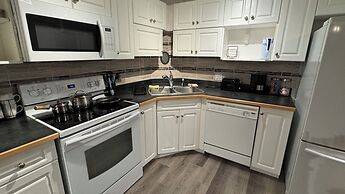 MainFloorCondo CozyFurnished Independent