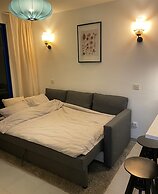 Sunny Seaview Modern apt - Pool and Beach Access