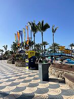 Sunny Seaview Modern apt - Pool and Beach Access