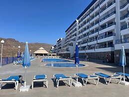Sunny Seaview Modern apt - Pool and Beach Access