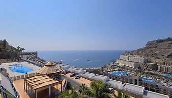 Sunny Seaview Modern apt - Pool and Beach Access