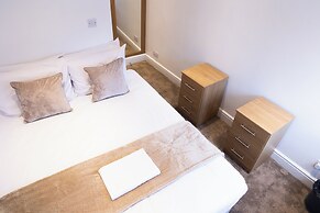 Wolverhampton - 4 Bed House - Free Parking