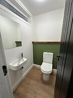 House-sleeps8-parking-garden