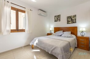 Spacious Villa With Garden