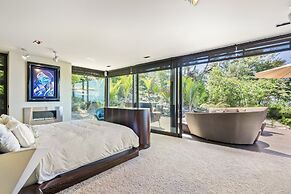 Fireplace Suite - Ocean Views & Beach