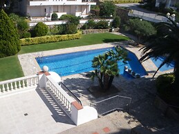 Apartment Near Roses Beach With Pool