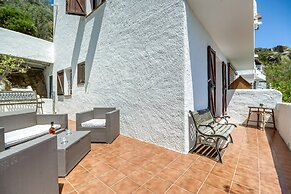 House in Rosas With Waterfront & Beach Nearby