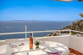 House in Rosas With Waterfront & Beach Nearby