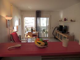 Apartment by Roses Beach With Pool