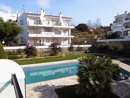 Apartment by Roses Beach With Pool