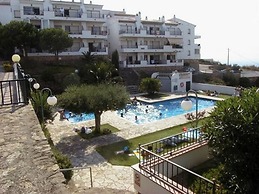 Apartment by Roses Beach With Pool