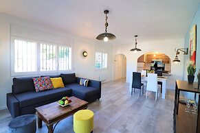 Apartment in Roses With Waterfront Views