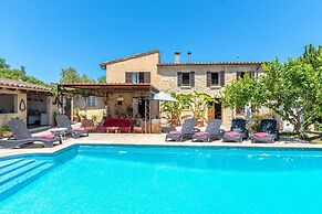 Traditional Charm With Private Pool