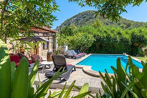 Traditional Charm With Private Pool