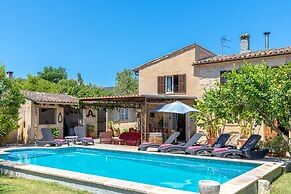 Traditional Charm With Private Pool