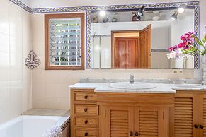 Traditional Charm With Private Pool