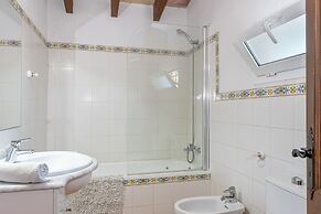 Traditional Charm With Private Pool